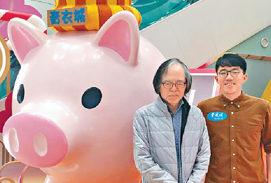 Kila（右）說到畫廊欣賞藝術作品，當然是好，但商場裝置藝術品，為市民帶來歡樂，亦屬美事。（作者提供）