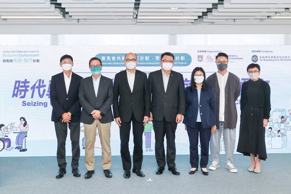 左起：香港零售科技商會 榮譽主席謝小江、港大公民社會與治理研究中心總監林維峯教授、香港中小企發展學會會長劉健華博士、香港科技園公司主席查毅超博士、賽馬會慈善事務部主管陳載英、Green Tomato Limited項目專員廖澤恆、公民社會與治理研究中心副總監陳綺文博士。（香港大學圖片）
