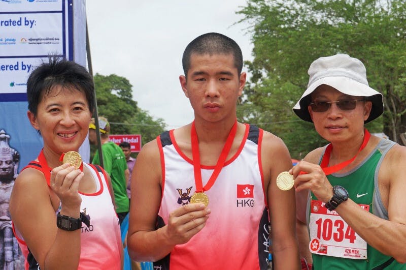 李頴旋與曾載善上月底順利完成內蒙古騰格里沙漠95公里，曾更是首位自閉症患者完成此賽事。