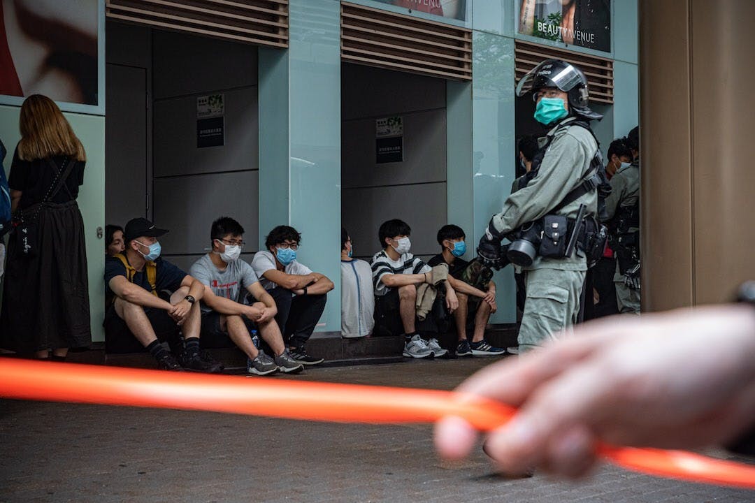 去年黑暴動亂以來，不少家庭產生決裂，被捕的學生接近2400人，可見問題的嚴重性。（亞新社）