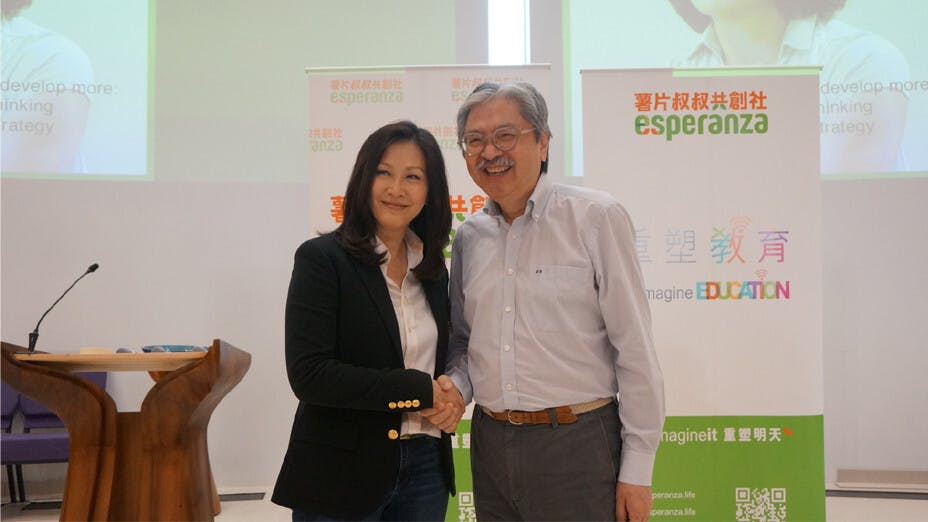 藝人陳慧珊（左）親身支持曾俊華舉辦的研討會。