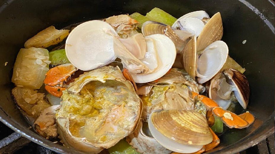 今次和大家分享的菜餚是節瓜炆煮奄仔蟹白蜆。（作者提供圖片）