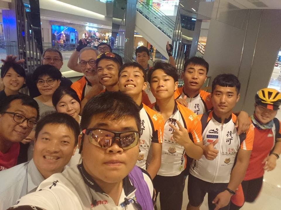 單車隊完成香港騎行的路程，同樣開始內地的33天的極限之旅。