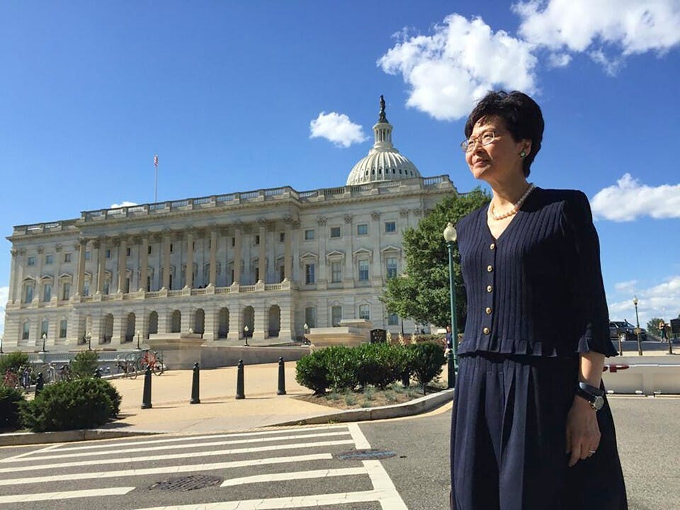 林鄭月娥傍晚在美國公司的社交平台Facebook回應，貼出自己2016年到訪美國‍時，在美國國會山莊外拍攝的照片。（林鄭月娥Facebook）
