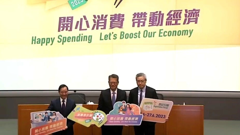 財政司司長陳茂波（中）表示，最快於7月16日發放2000元消費券。（政府新聞處直播截圖）