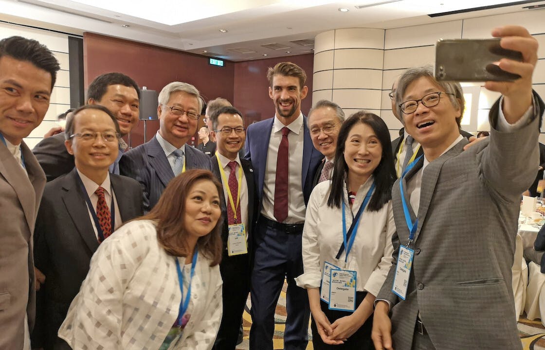 恒生銀行行政總裁高級顧問張樹槐（左2）參加由香港賽馬會慈善信託基金主辦的論壇，與主講嘉賓「水神」菲比斯（右4）及香港賽馬會慈善及社區事務執行總監張亮（右5）合照。