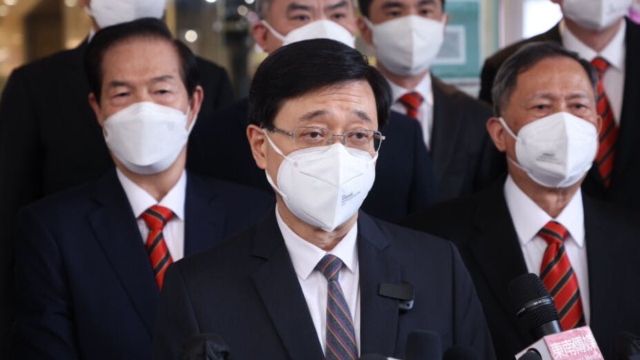 新一屆港府須與立法會聯手修改法例，削減公營機構獨立而不受制約的權利。（亞新社）