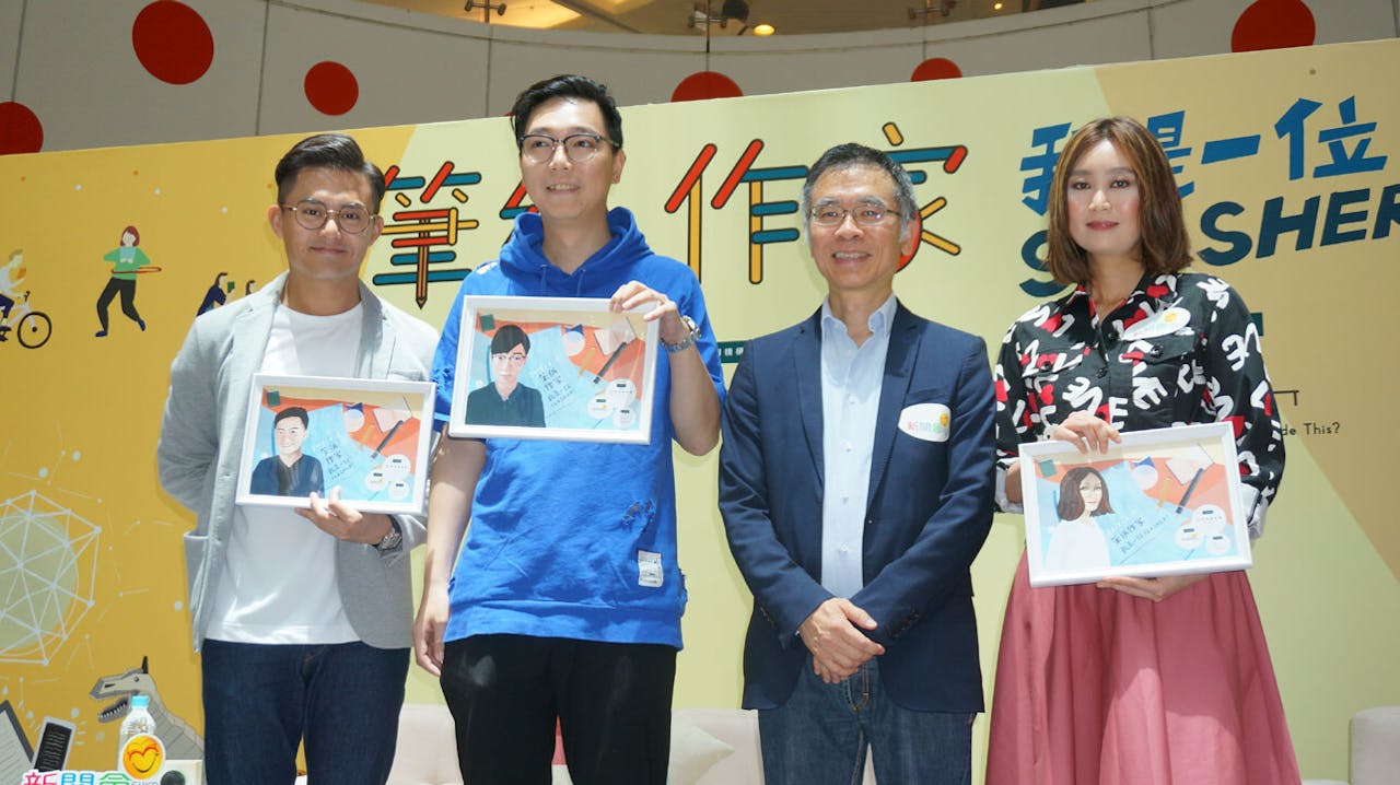 孤泣（左二）、王迪詩（左四）獲大會頒發紀念品。