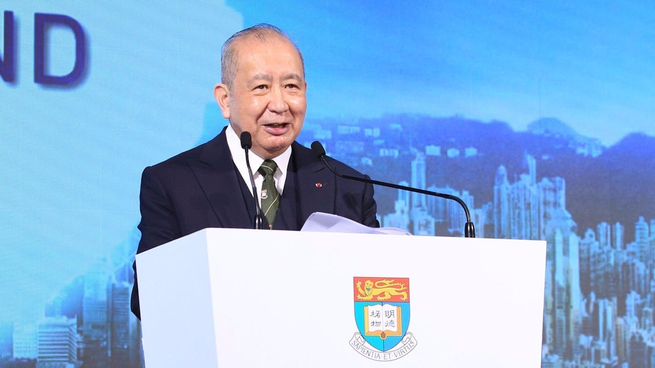 李國寶博士在香港大學專業進修學院成立60周年晚宴發表演講，講述他與學院結緣的經過。（香港大學專業進修學院提供）