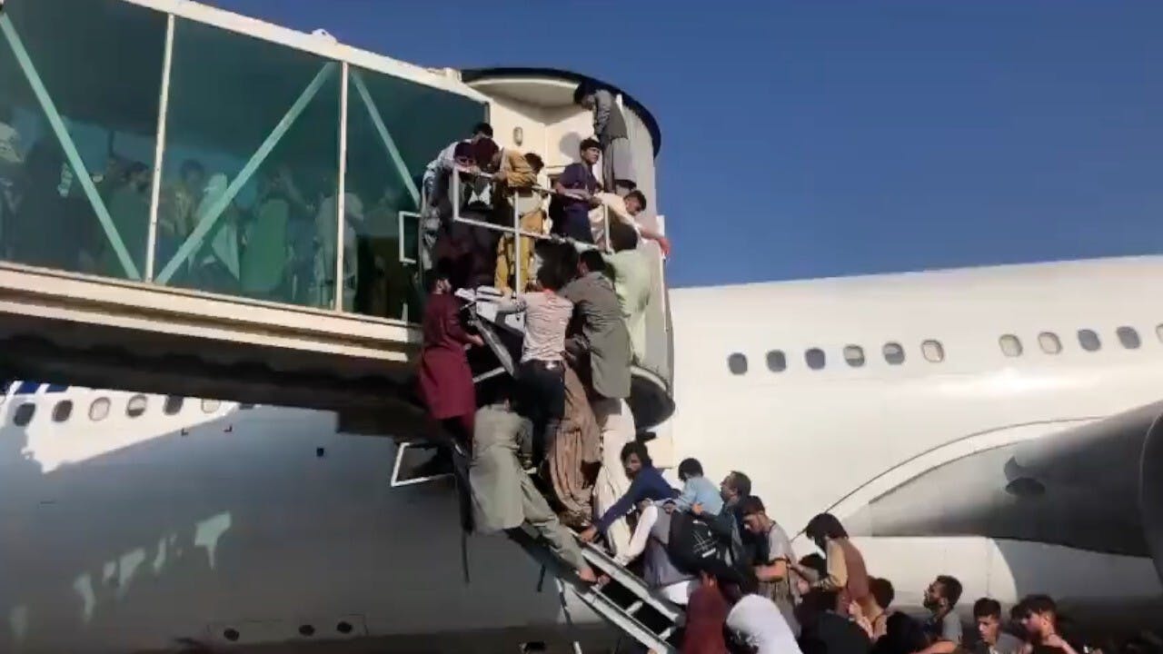 阿富汗人在喀布爾機場爭先乘坐飛機離開，猶如當年美國從西貢撤軍。（亞新社）