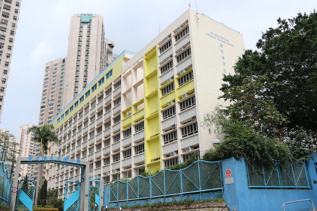 與別處相比，香港學校的優勢之一，是「校本模式」，所以每一所學校都會有自己的風格與特色。（灼見名家圖片）