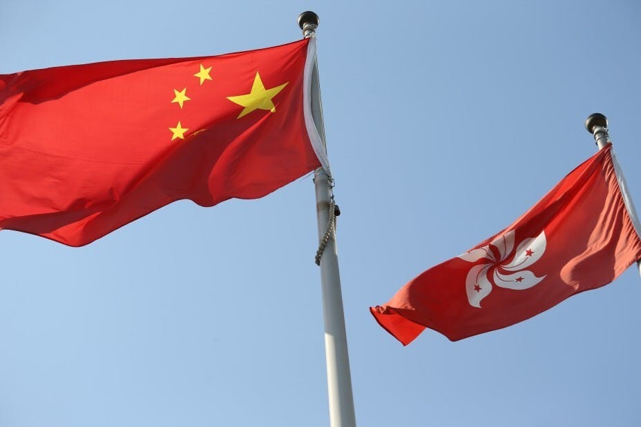 現在主要是兩枝旗杆，一高一低，高為國旗，低為區旗。（亞新社）