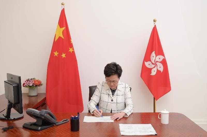 《港區國安法》由香港特別行政區在香港公布實施，有關公布已由行政長官林鄭月娥簽署，並於今晚刊憲生效。（政府新聞處）
