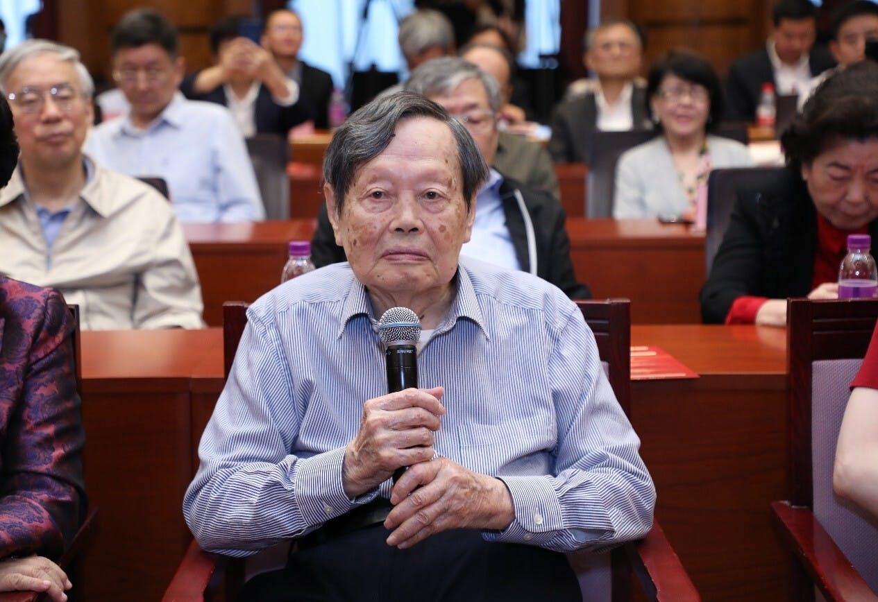 楊振寧在「楊振寧先生學術思想研討會──賀楊先生百歲華誕」上發表講話。（清華大學新聞網圖片）