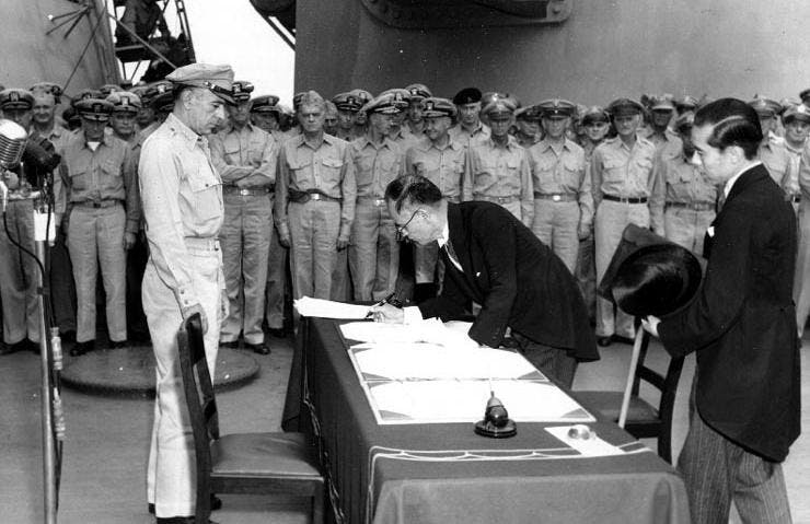 1945年9月2日，日本外務大臣重光葵代表日本政府簽署降書，向盟軍無條件投降，但日本國內卻對二戰的定位有另一種定案。（Wikimedia Commons）