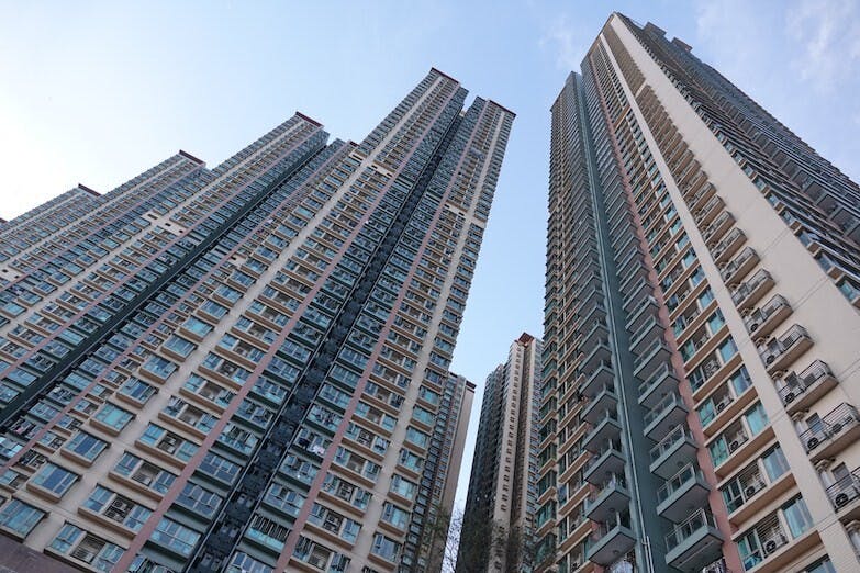 今年因疫情影響，地產商推售新樓盤的時間延後超過3個月，市場上積聚更多購買力。（亞新社）