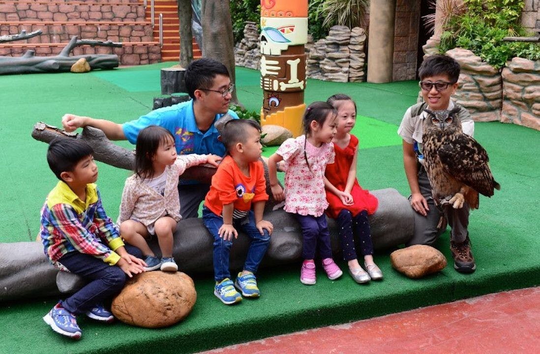 海洋公園提供一些體驗式學習機會給中小學生，算是「跑出課室外學習」的例子。（海洋公園Facebook Page）