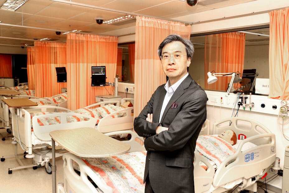 香港公開大學護理及健康學院緊貼社會需求，應用高科技教學，培育多元護理專才。圖為護理及健康學院院長李國麟教授。