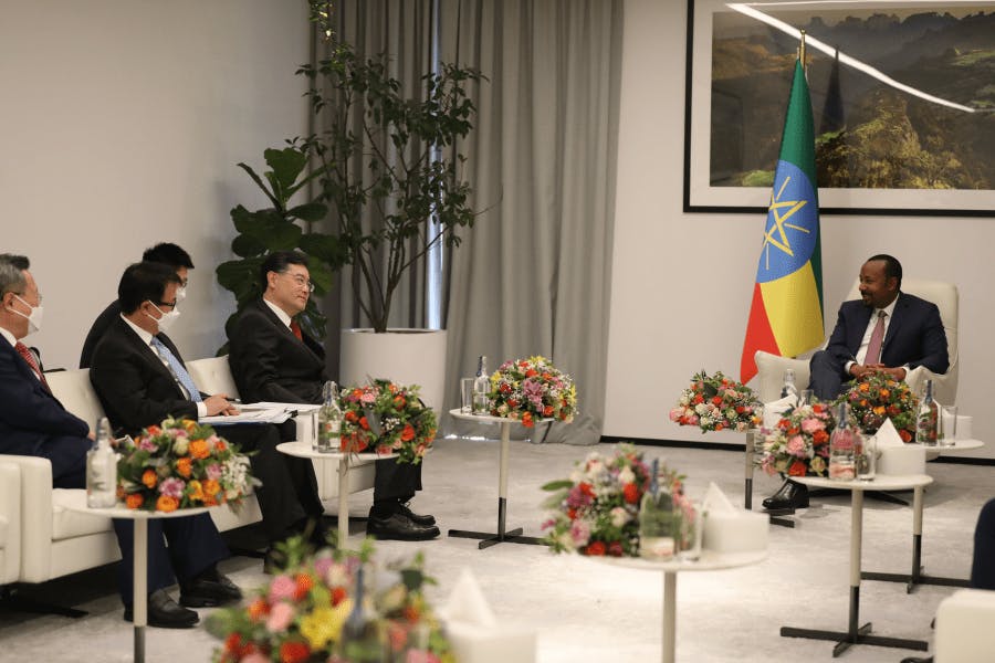 中國新外交部長秦剛近日出訪非洲，圖為埃塞俄比亞總理阿比（右一）會見秦剛。（中國外交部圖片）