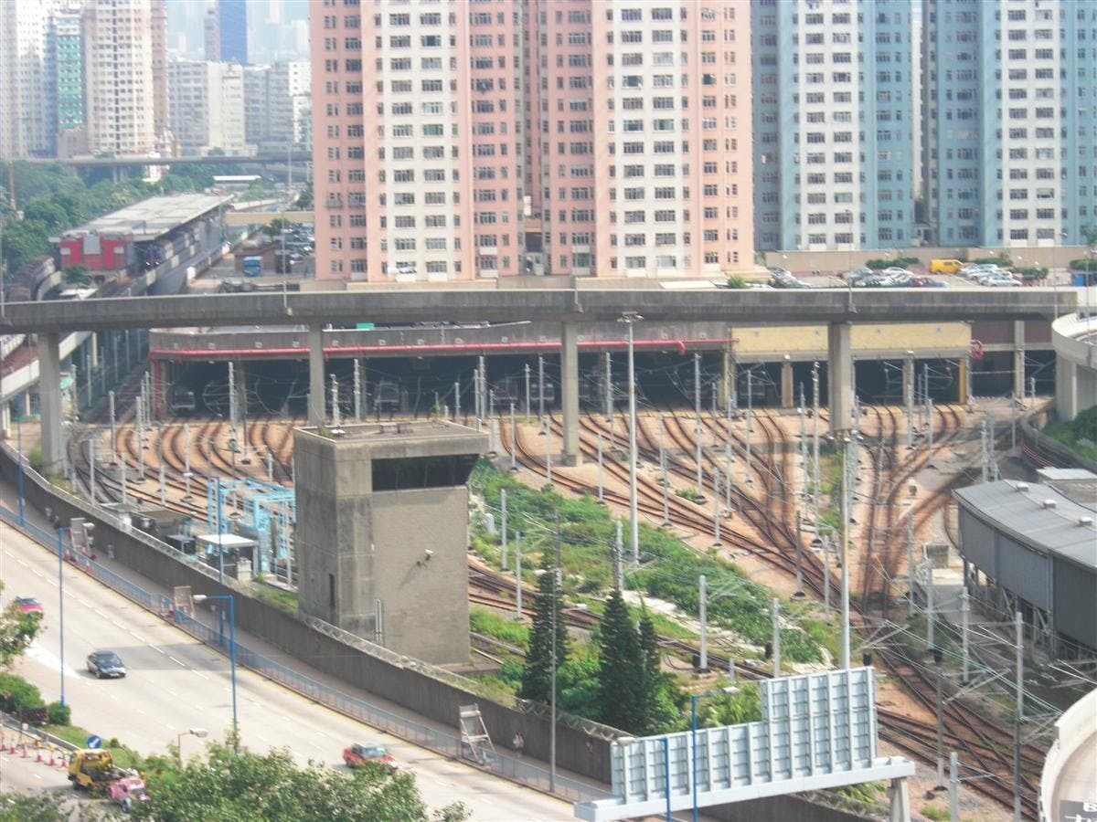 九龍灣港鐵車廠出現小型爆發，有4至5人確診。一名外判司機8月8日確診。（Wikimedia Commons）