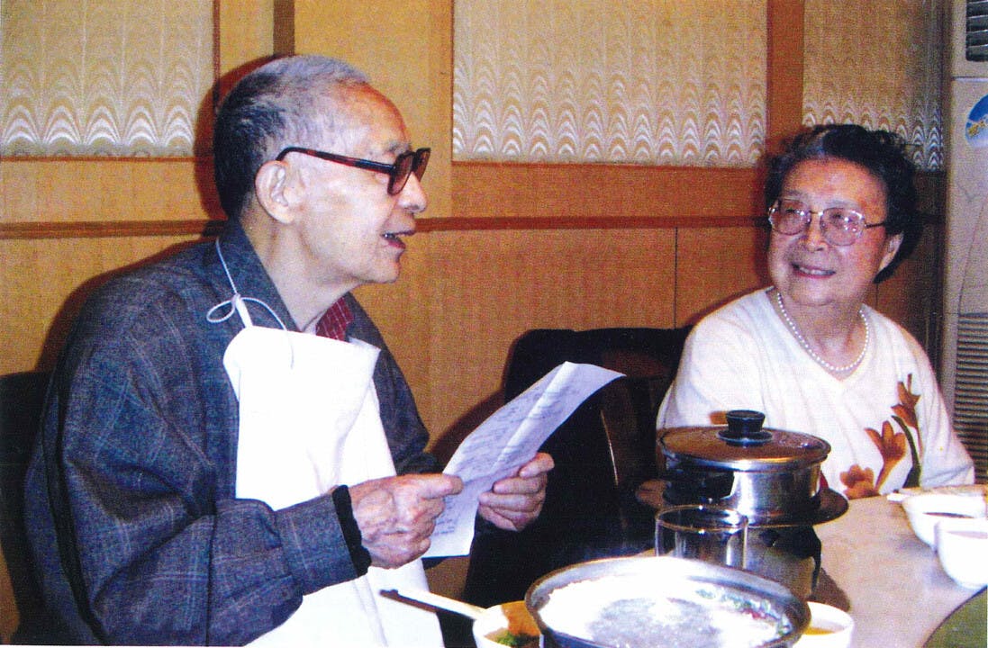 李昌（左）作詩賀老伴馮蘭瑞（右）84歲壽宴，2004年攝。（《新綠集》插圖）