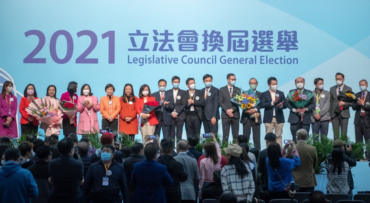 20日凌晨，選委會界別當選人上台互相祝賀當選。（亞新社）