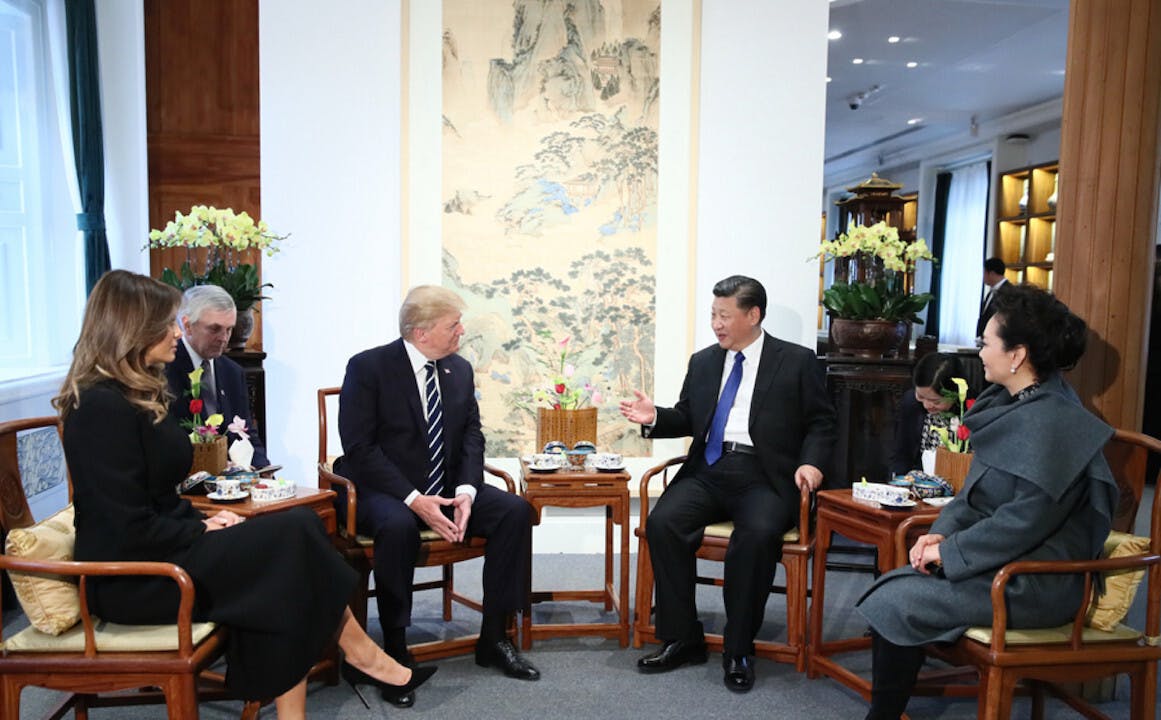 中美今天的緊張關係，或許不完全是流氓政權、神經大亨一手一腳迎合選票的民粹主義造成。（亞新社）