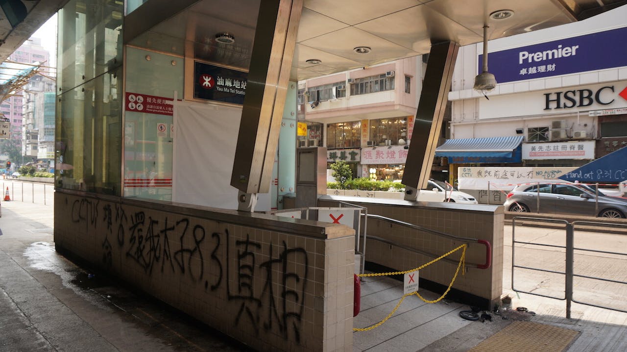 各個港鐵站裏裏外外遭受不同程度的破壞，絕對可以用滿目瘡痍來形容。（灼見名家圖片）