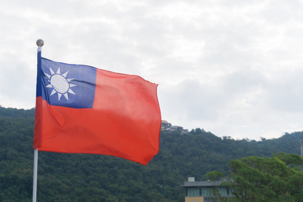 其實我們的官員自總統以下，都是面對中華民國的國旗，手按着中華民國的憲法宣誓就職的，為什麼他們現在不唱中華民國的國歌了呢？ （Shutterstock）