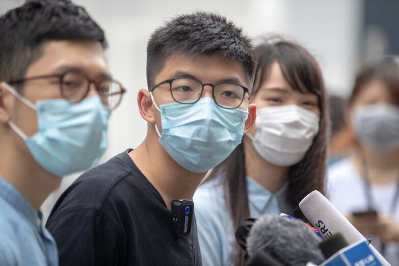 黃之鋒（左二）、羅冠聰（左一）及周庭（左三）稱將來會以個人身份繼續抗爭。（亞新社）