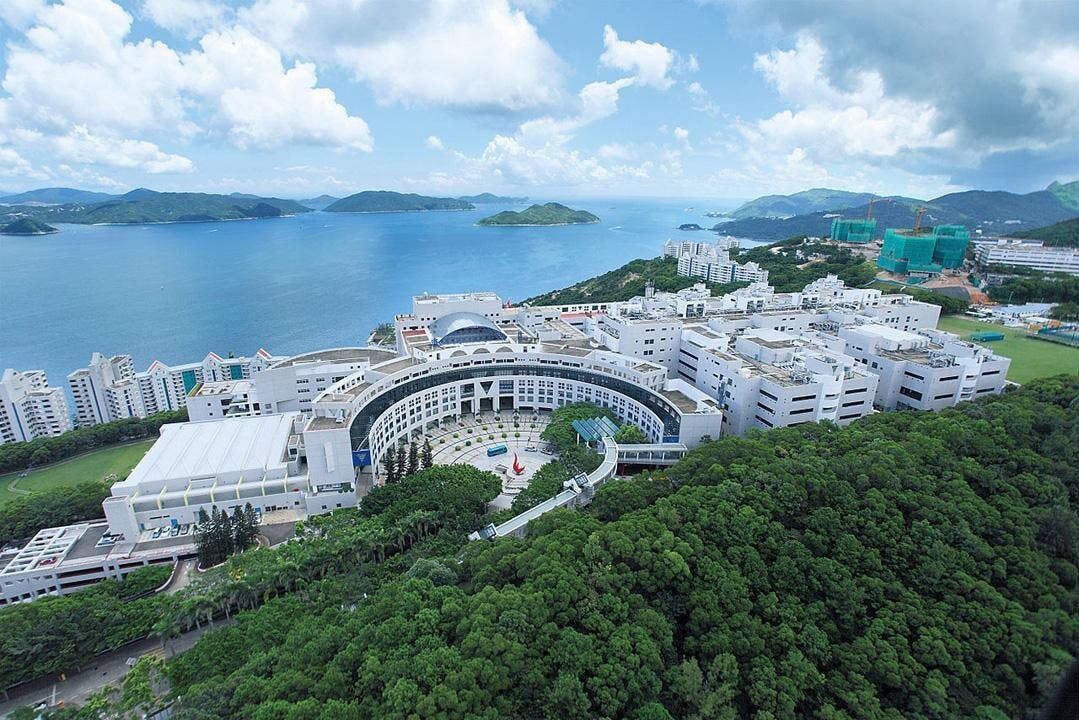 史維校長向在場來賓親述他發展科大的鴻圖大計，其中一個重點是在廣州開辦分校。（Wikipedia Commons）