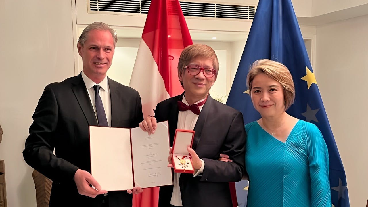 奧地利駐港澳總領事Karl Ernst（左）向麥家樂頒授奧地利共和國金級榮譽勳章(Decoration of Honour in Gold for Services to the Republic of Austria) 。右為麥太太黃家舜。（被訪者提供）