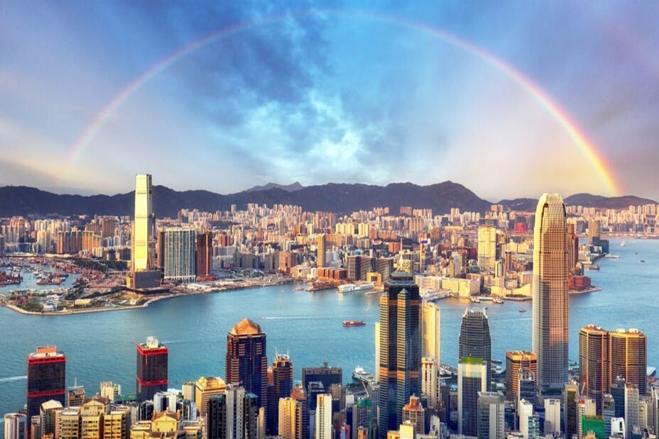 風中勁草的生命力，在雨過天青後的艶陽天，自能一展英姿。（Shutterstock）