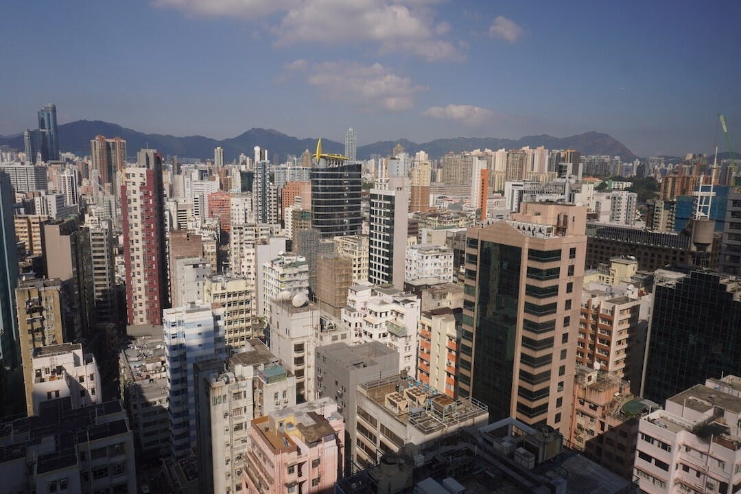 由於社運持續，樓價雖然沒有大跌，但成交量就大幅低於正常時間，令到2020年樓市可能會不依照慣性定律。（亞新社）
