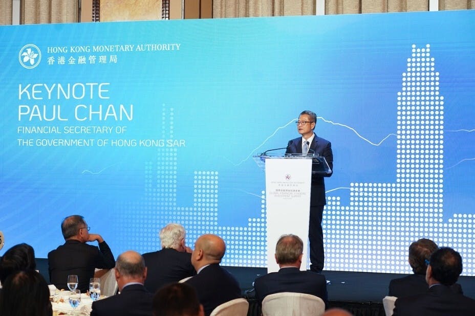 財政司司長陳茂波在「國際金融領袖投資峰會」上發表主題演講。（財政司司長辦公室圖片）