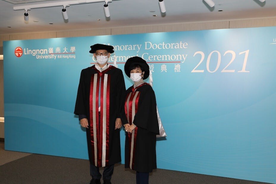 陳德霖先生（左）及張艾嘉女士（右）獲嶺南大學頒授榮譽博士學位。（圖片：嶺南大學提供）