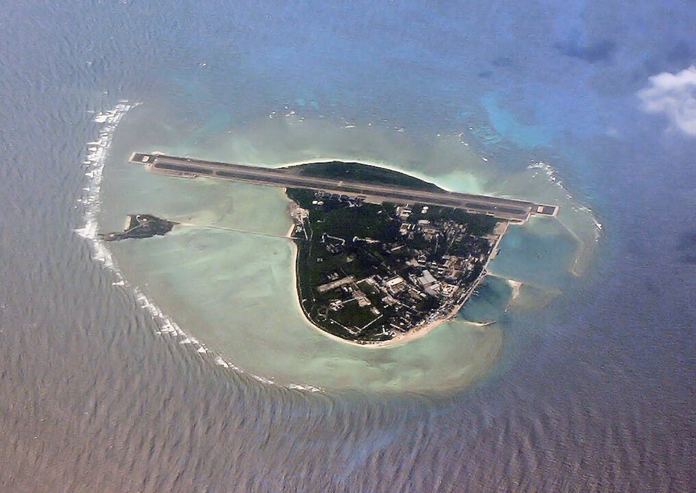 永興島是西沙群島的島嶼之一，是南海諸島中面積最大的島嶼。永興島有一個城市三沙市，以及有一個軍民兩用的機場。（Wikiipedia Common）