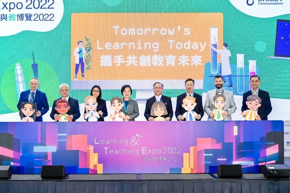 教育局局長蔡若蓮博士與一眾主禮嘉賓為學與教博覽2022主持開幕儀式。