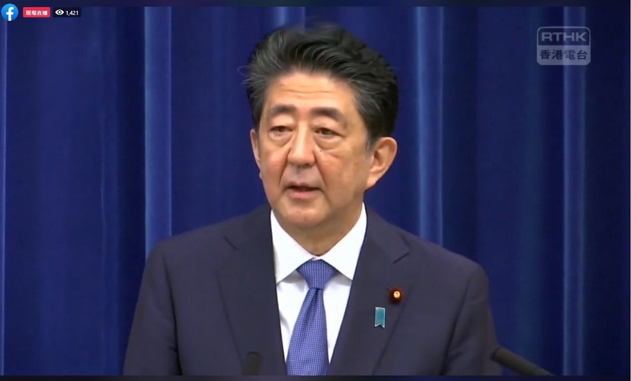 安倍晉三表示，困擾他多年的潰瘍性大腸炎病情惡化，需要接受一段時間的持續治療，因此決定辭去日本首相職務。（香港電台Facebook直播截圖）