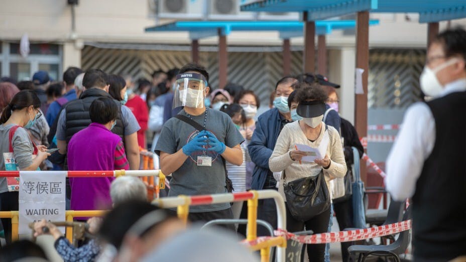 被迫與病毒共存之後，最擔心就是確診人數大升。（亞新社）