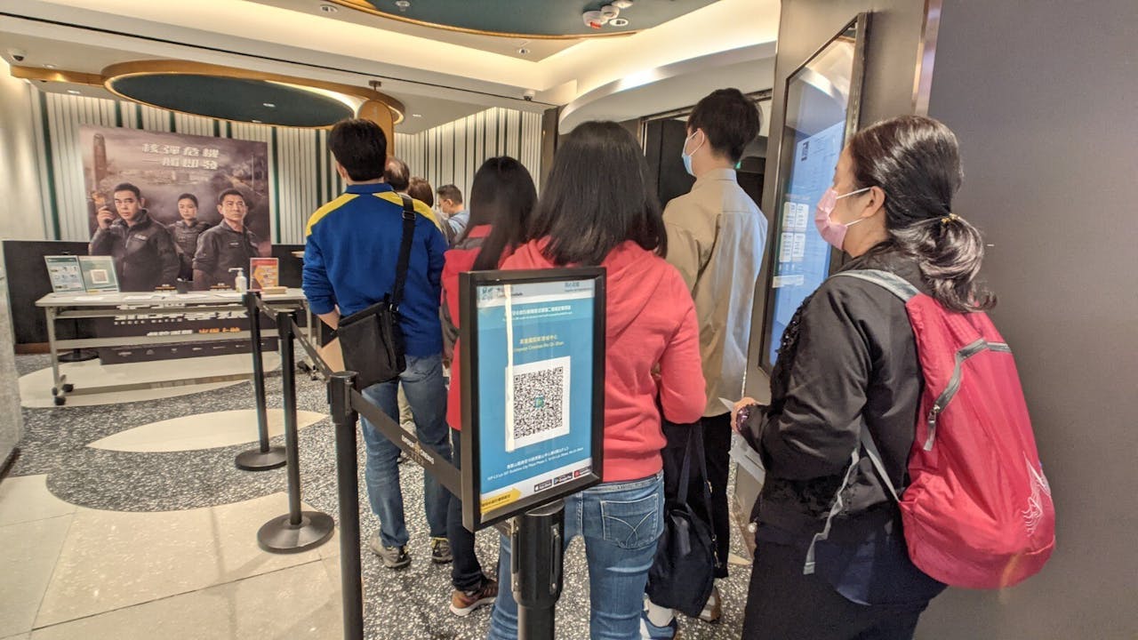 本周四起，市民到一些公共場所，除掃描安心出行外，還要出示疫苗接種紀錄。（亞新社）