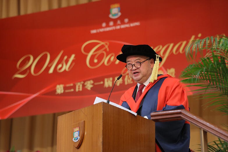 港大名譽法學博士、終審法院首席法官馬道立代表各位名譽博士致辭。