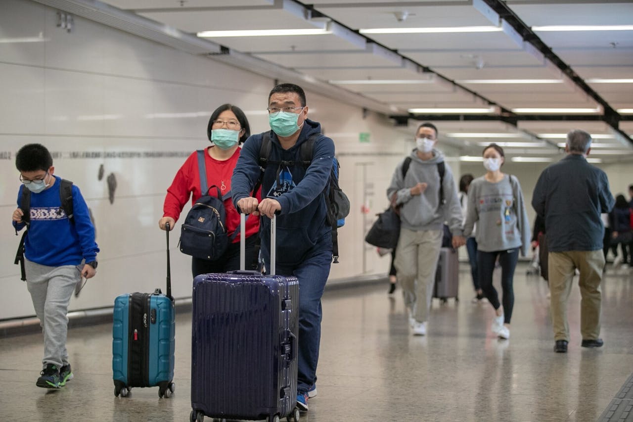 武漢肺炎發生至今個多月，港府反應對比大陸的人治社會，尚有不及。（亞新社）