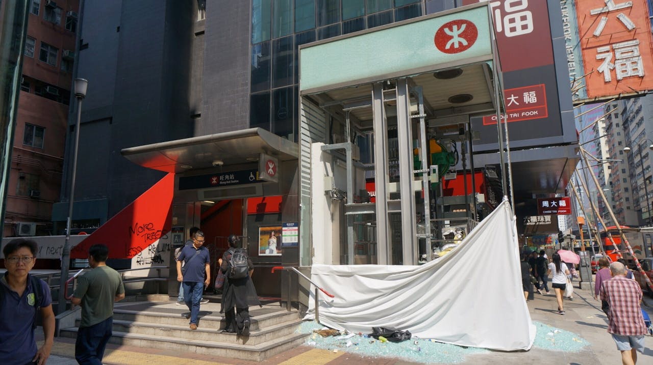 10月1日香港出現了「半宵禁」，晚上關閉的港鐵站多達47個。因為港鐵與政府和警察合作，已成為暴徒故意破壞的目標。（灼見名家圖片）