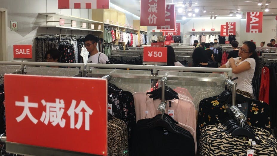 無論是商品還是服務，都先得有消費者願意用真合白銀來購買，才能建立市場地位。（亞新社）