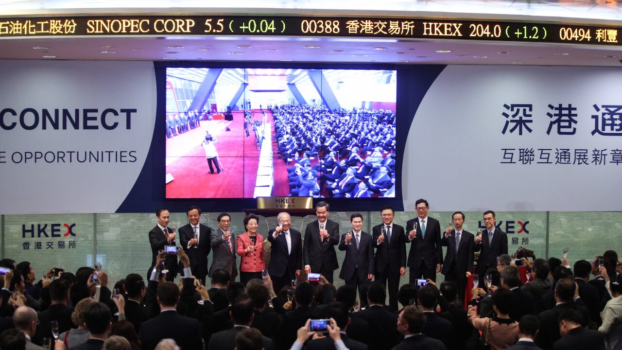 內地政策對港股影響愈趨顯著。滬港通、深港通等帶旺港股上升。（亞新社）