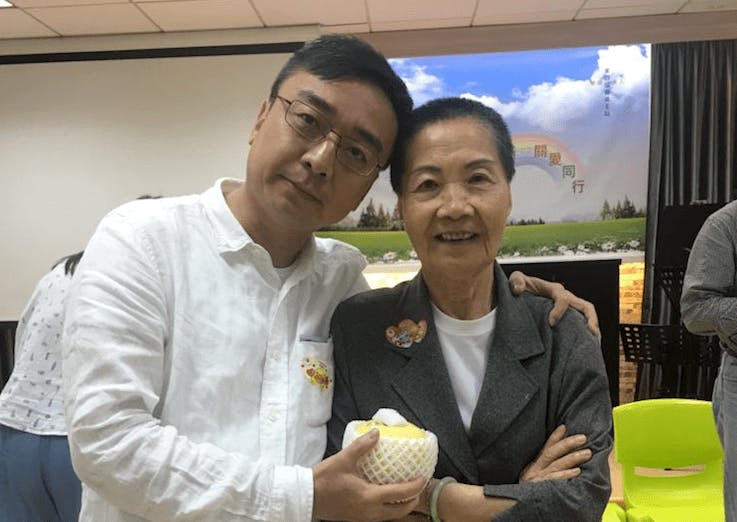 作者（左）與母親合照。（作者提供）