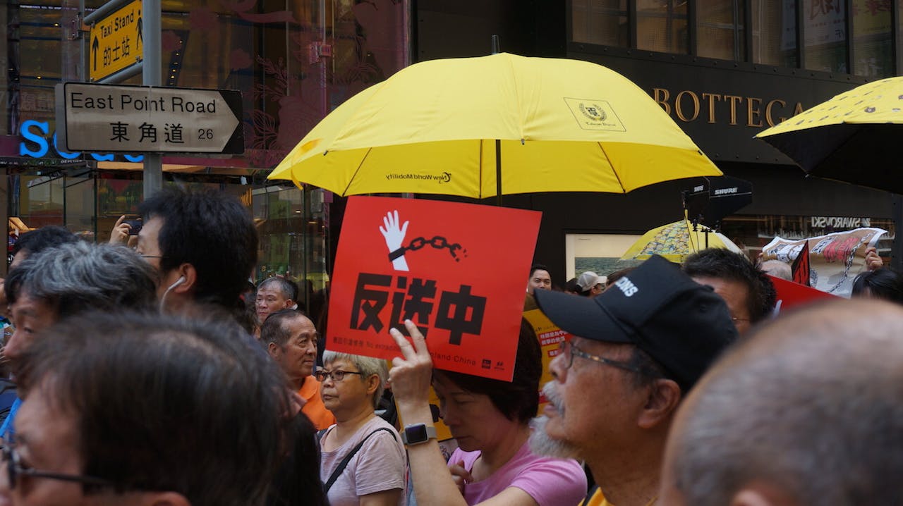 那些去遊行的人請記得，當他日受那些逃犯逼害，千祈唔好埋怨警方或者香港政府冇能力執法，這是自作孽。（灼見名家圖片）