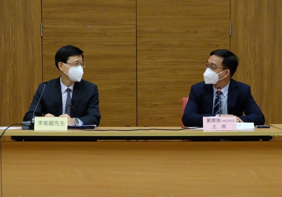 李家超4月11日下午拜訪鄉議局多位選委，解釋說明施政理念，並與鄉議員們交換意見。