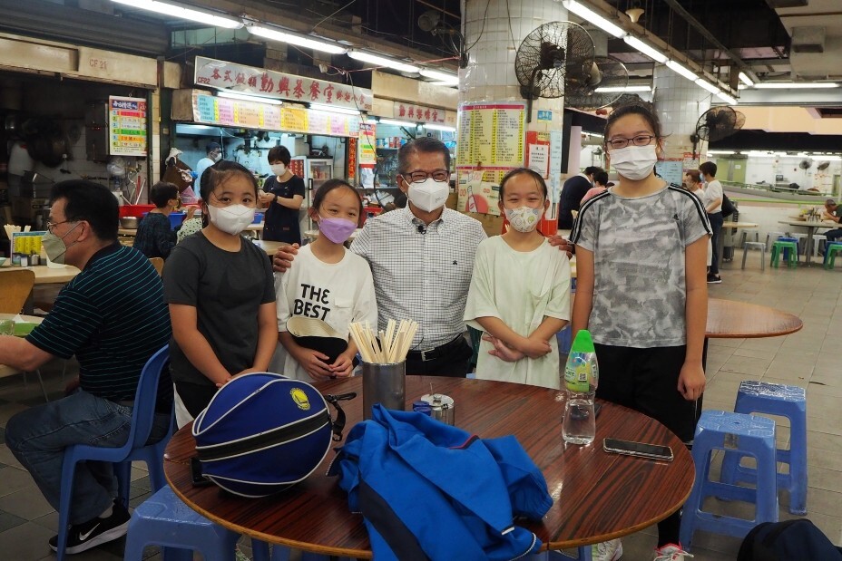 陳茂波周六（4月31日）到訪長沙灣一間街市和熟食中心買餸和食早餐，並跟市民聊天交流。（財政司辦公室圖片）